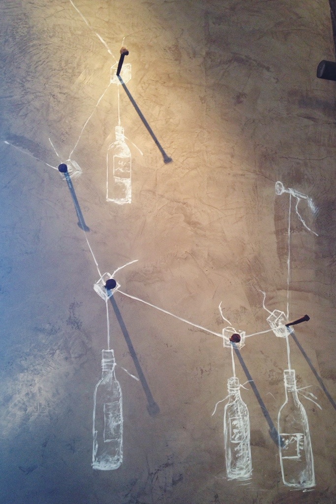 I told the hubs I want to recreate this in our house, he quickly reminded me our walls are white Damn it!